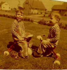 Barron - Twins Bill Don smallest bikes.JPG